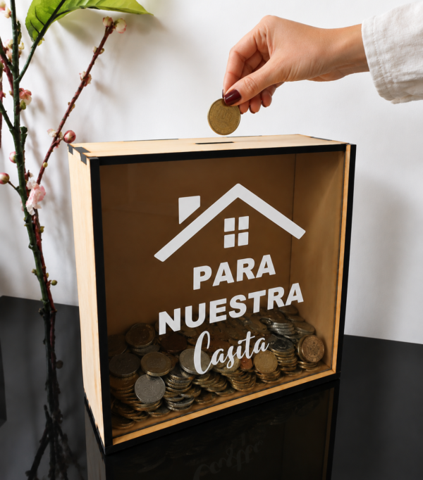 ChatGPT Image 20 jul 2026, 05_02_57 p.m. 🏡 ALCANCÍA DE MADERA PERSONALIZADA | Caja de Ahorro