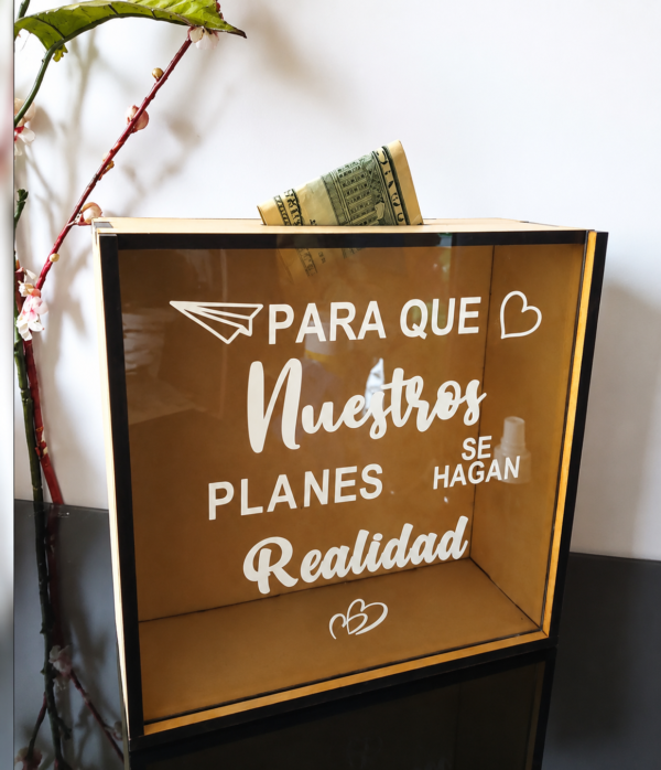 ChatGPT Image 20 jul 2026, 16_48_52 🏡 ALCANCÍA DE MADERA PERSONALIZADA | Caja de Ahorro